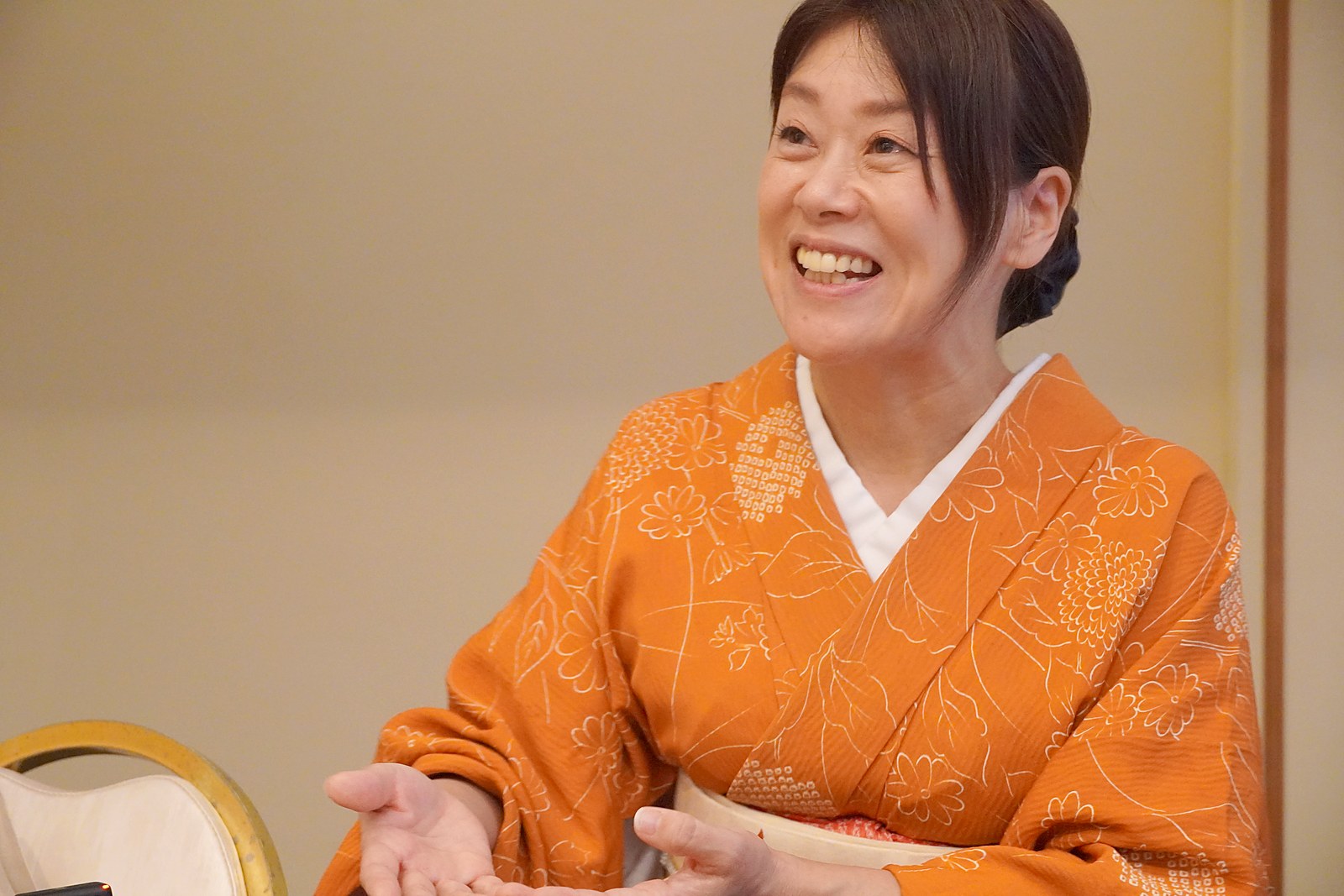 手を開き、自分らしい女将像について笑顔で語る柏木由香さん