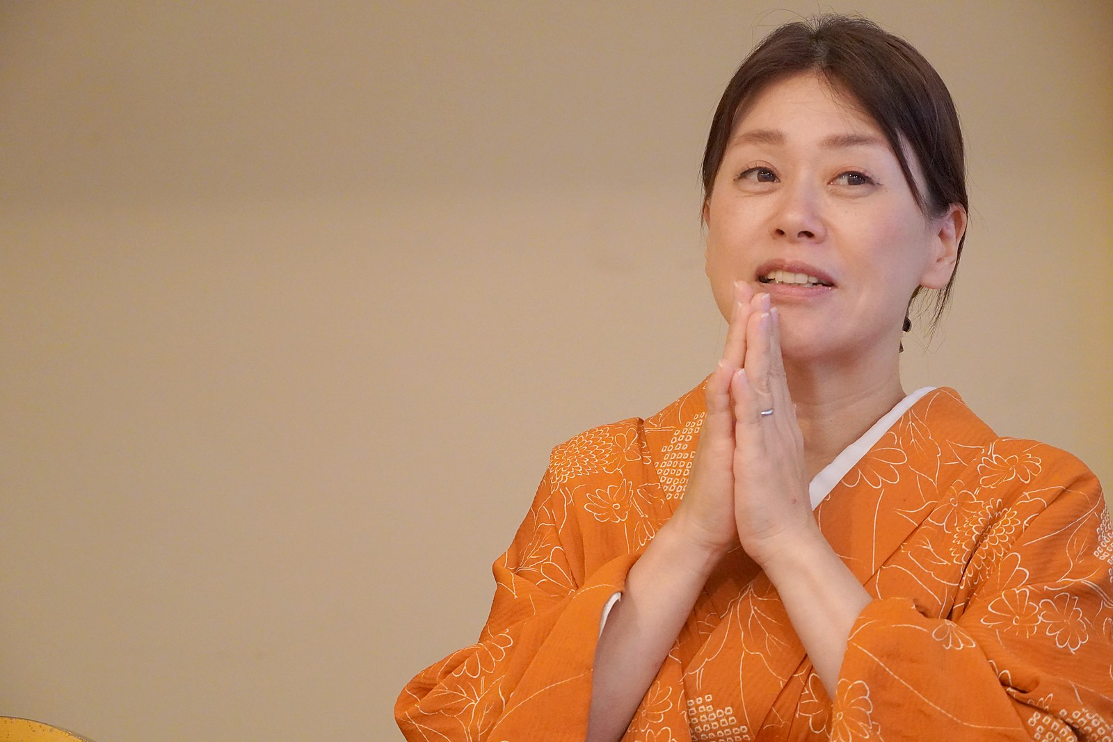 両手を合わせ、先に感謝を渡すという考え方について語る柏木由香さん