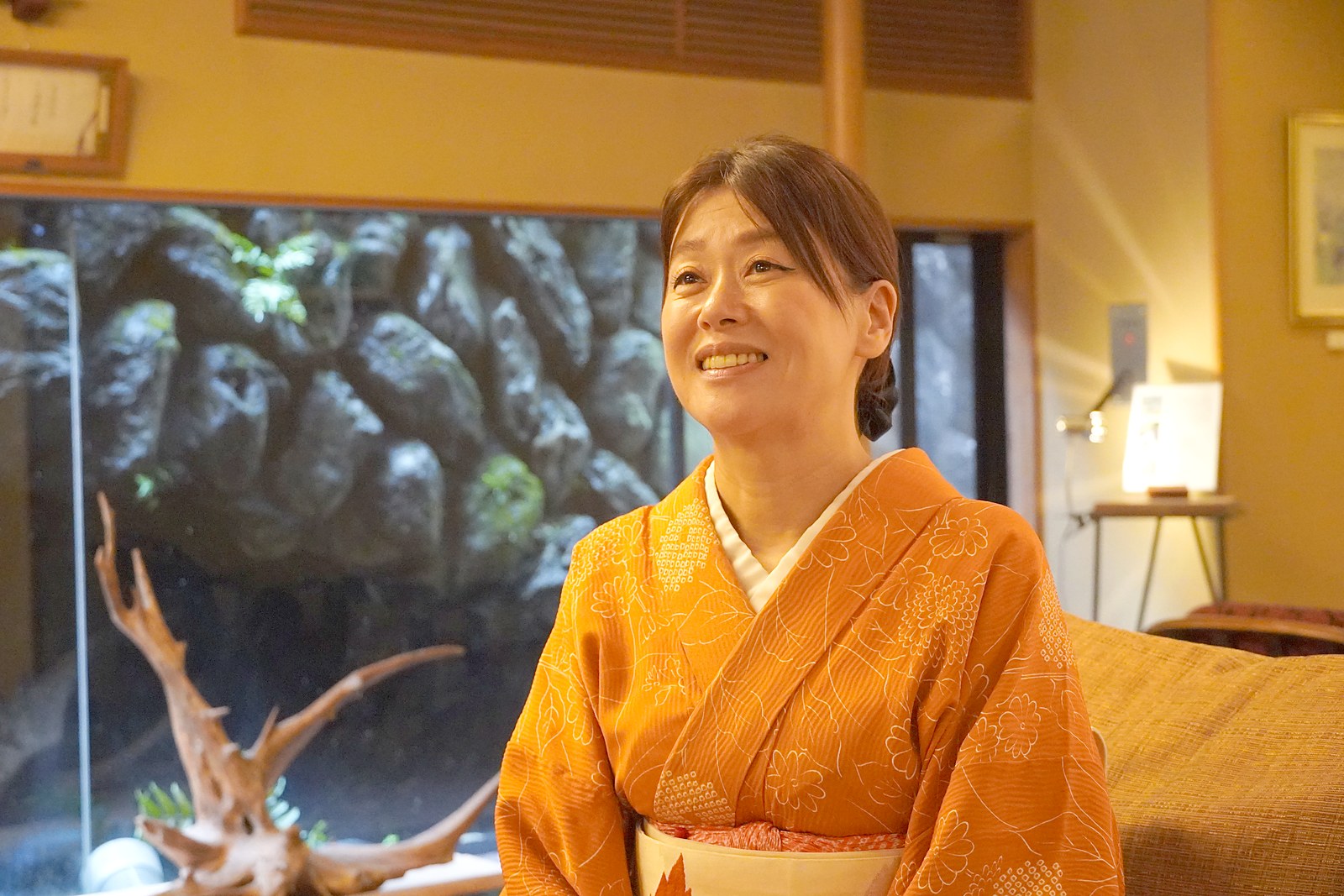 大松閣のラウンジで、被災地で歌った日について穏やかに語る柏木由香さん