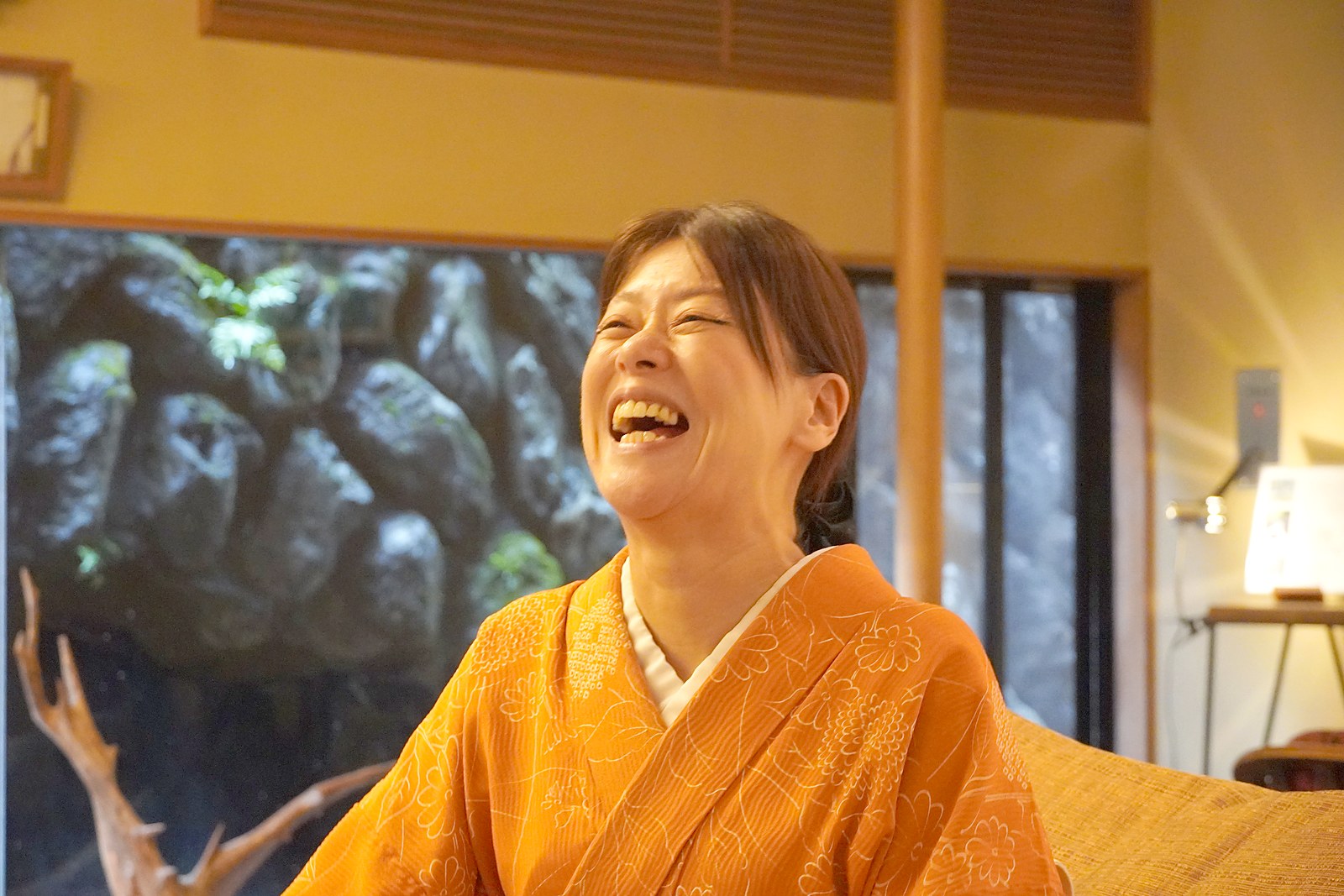 大松閣のラウンジで、見上げるようにして笑う柏木由香さん