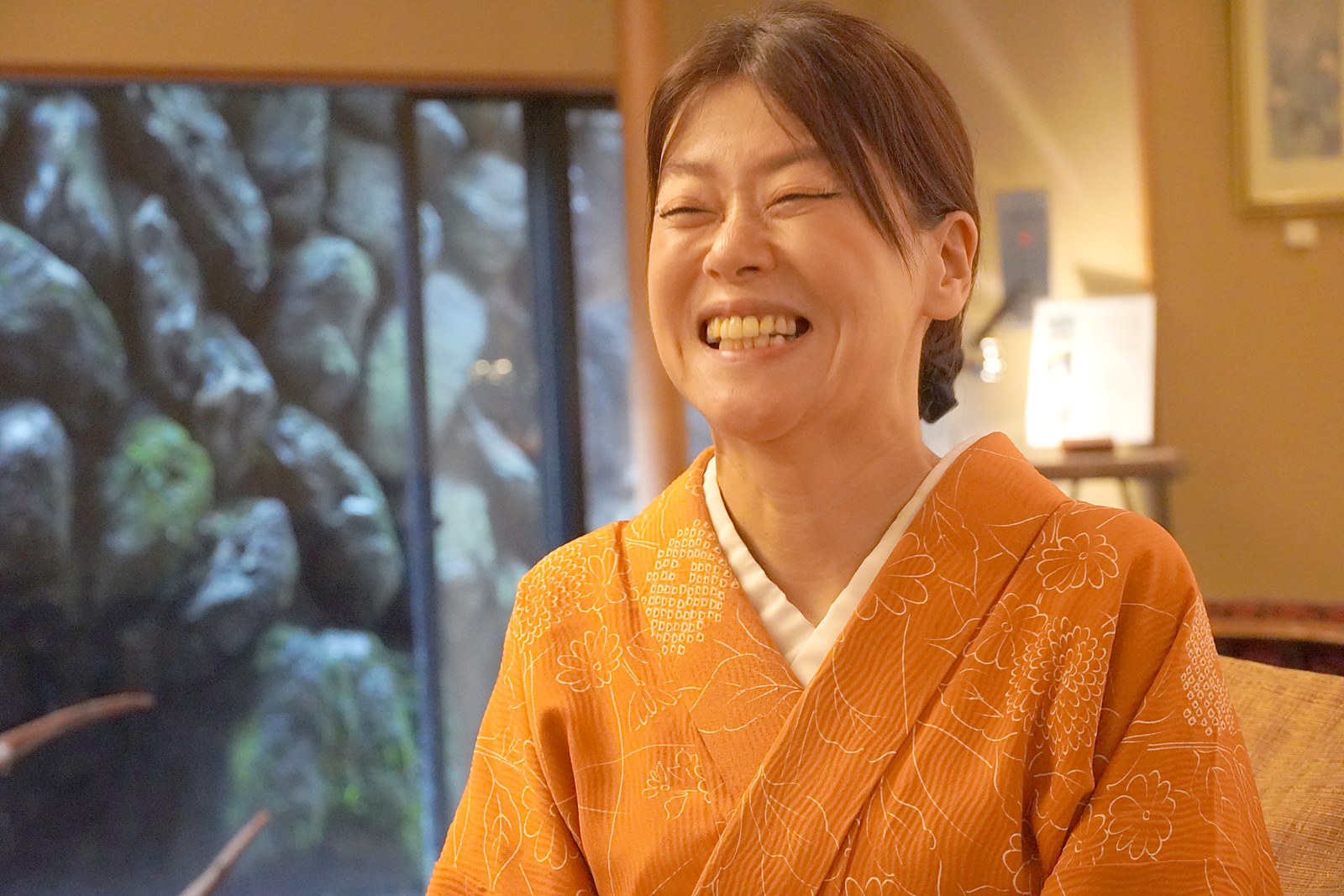 ラウンジで声を上げて笑う、名栗温泉・大松閣の女将 柏木由香さん