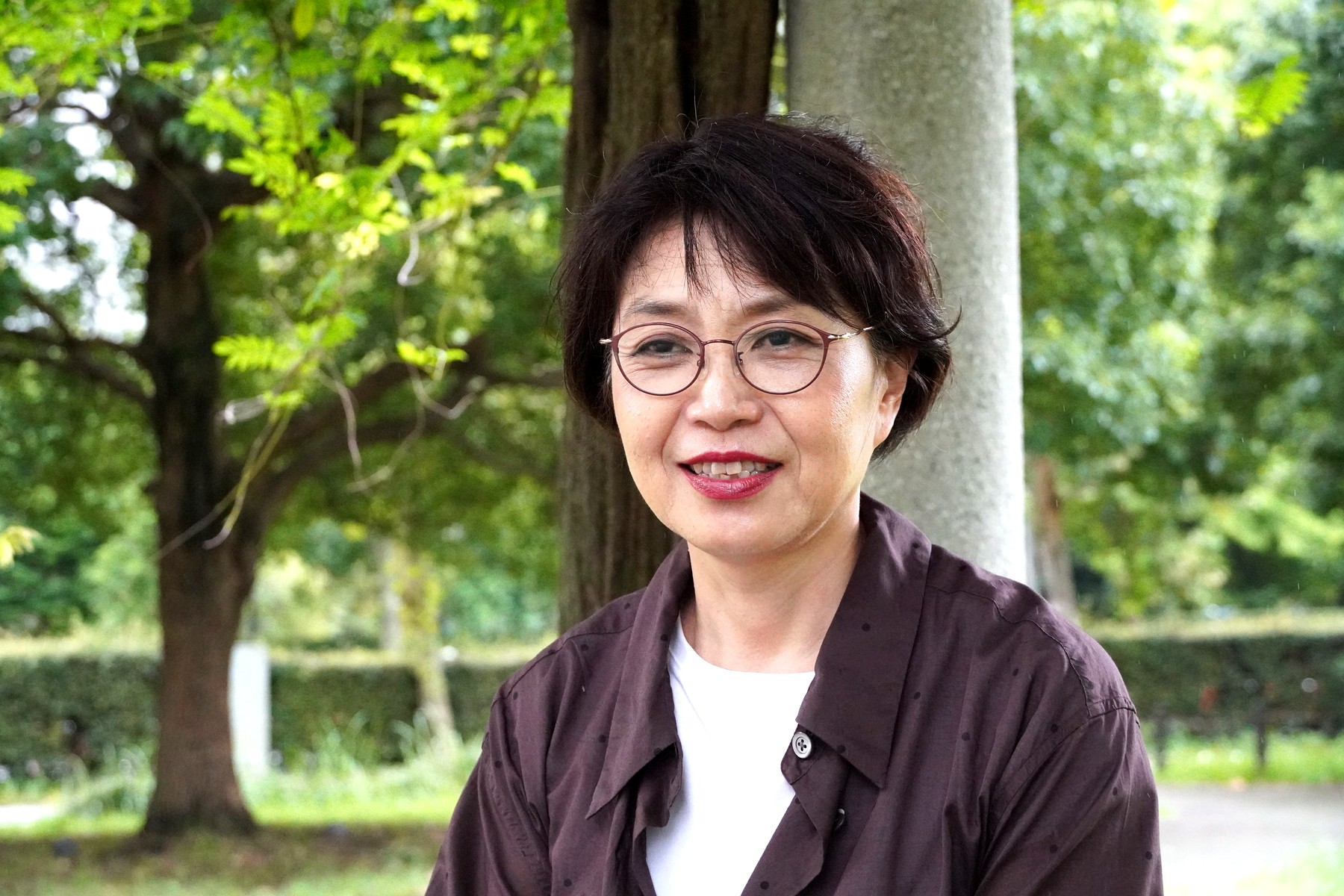 三浦真由美さん(WORK LABO社労士事務所代表)が笑顔でインタビューに応じる様子