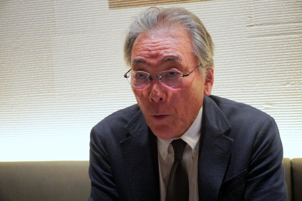 インタビューに答える佐藤益夫会長