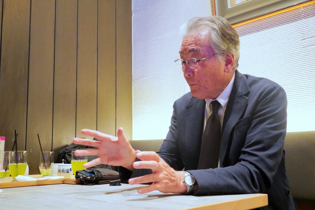 身ぶりを交えて語る佐藤益夫会長