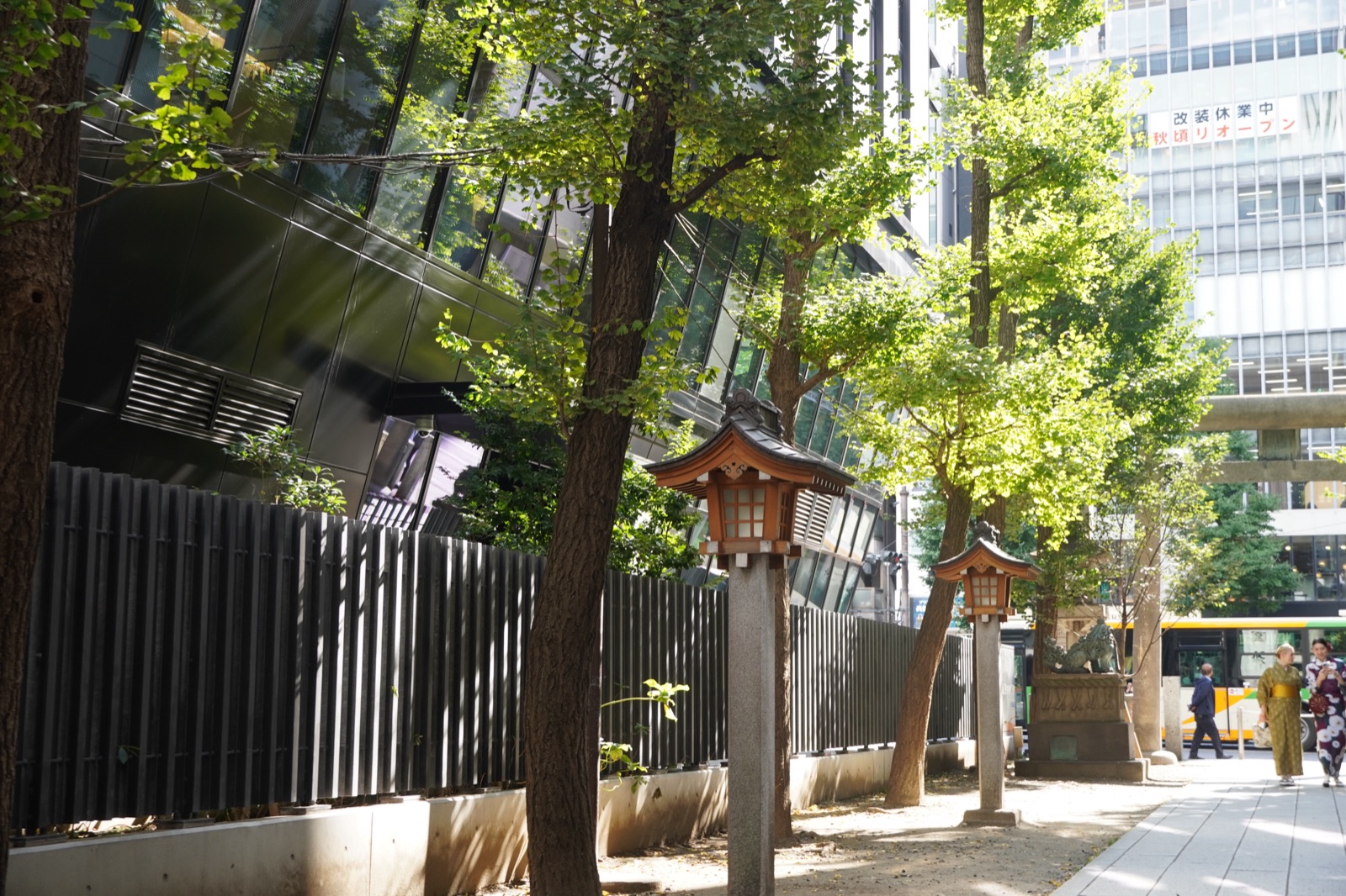 花園神社の参道と灯籠