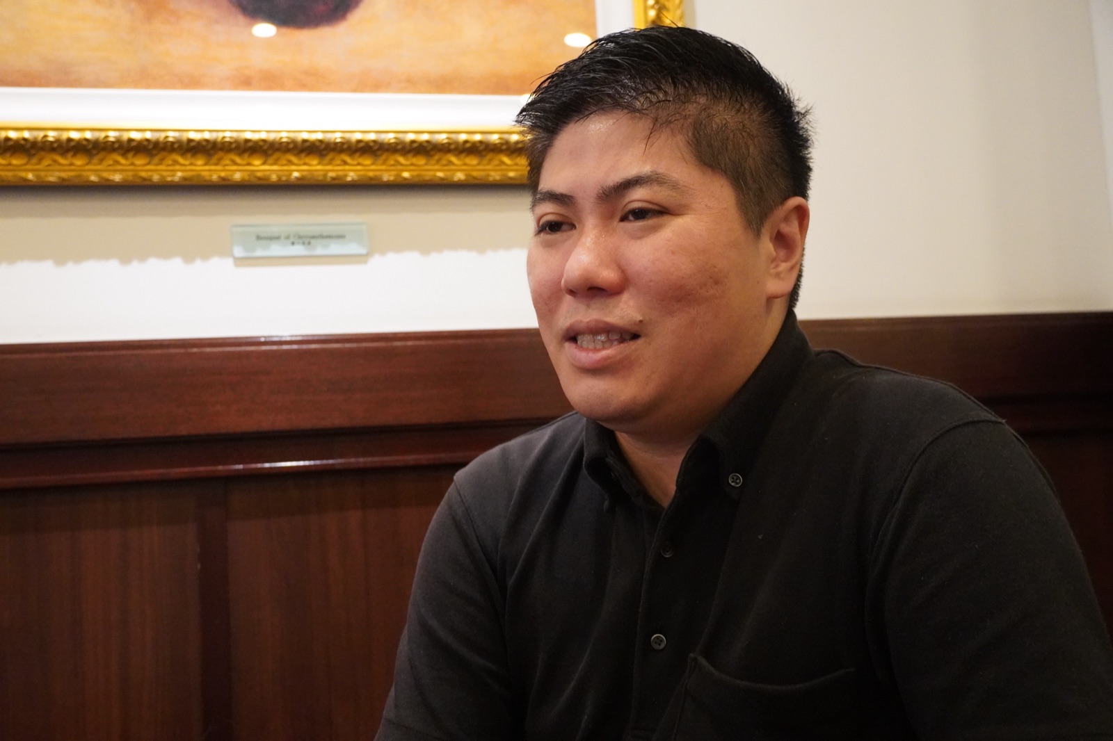 カフェで穏やかに語る渡邉朋宏氏