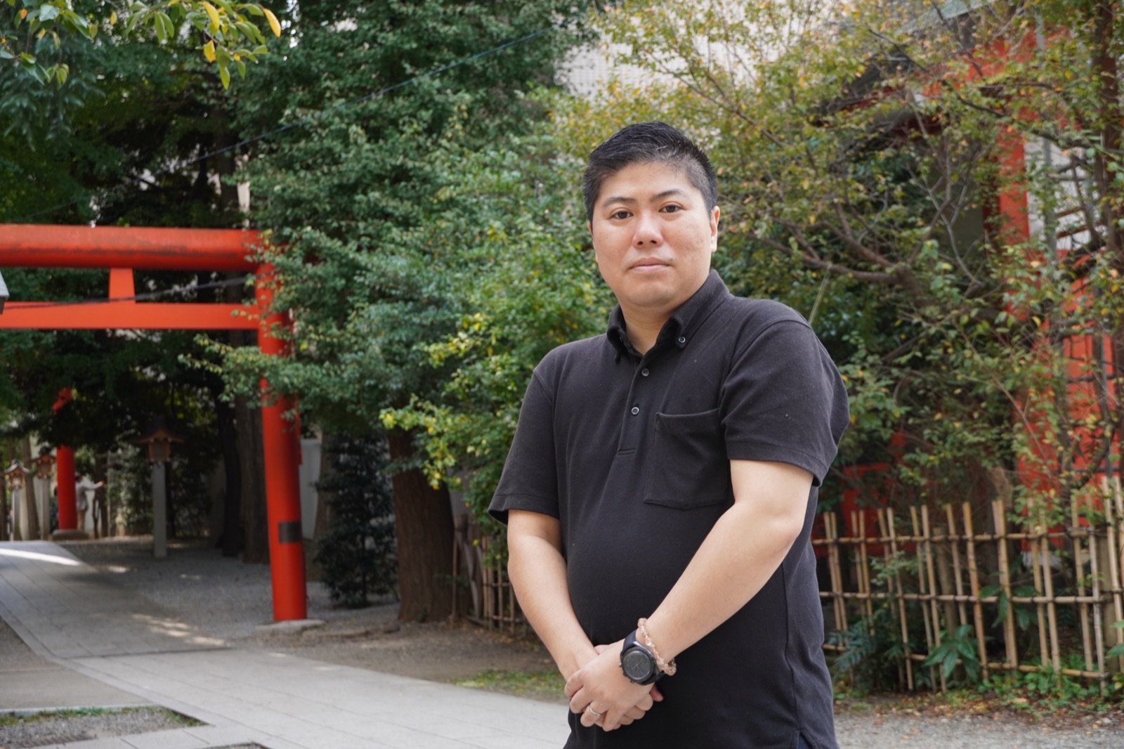 新宿・花園神社の境内に立つ渡邉朋宏氏