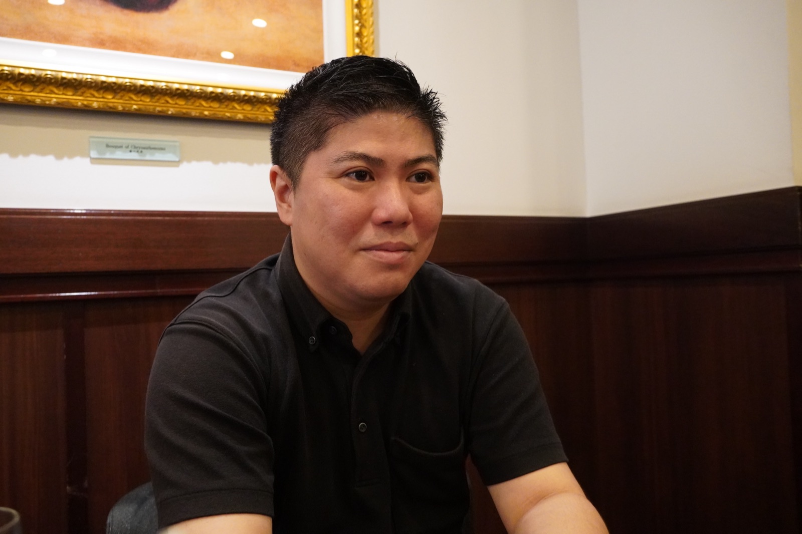 カフェでインタビューに応じる渡邉朋宏氏