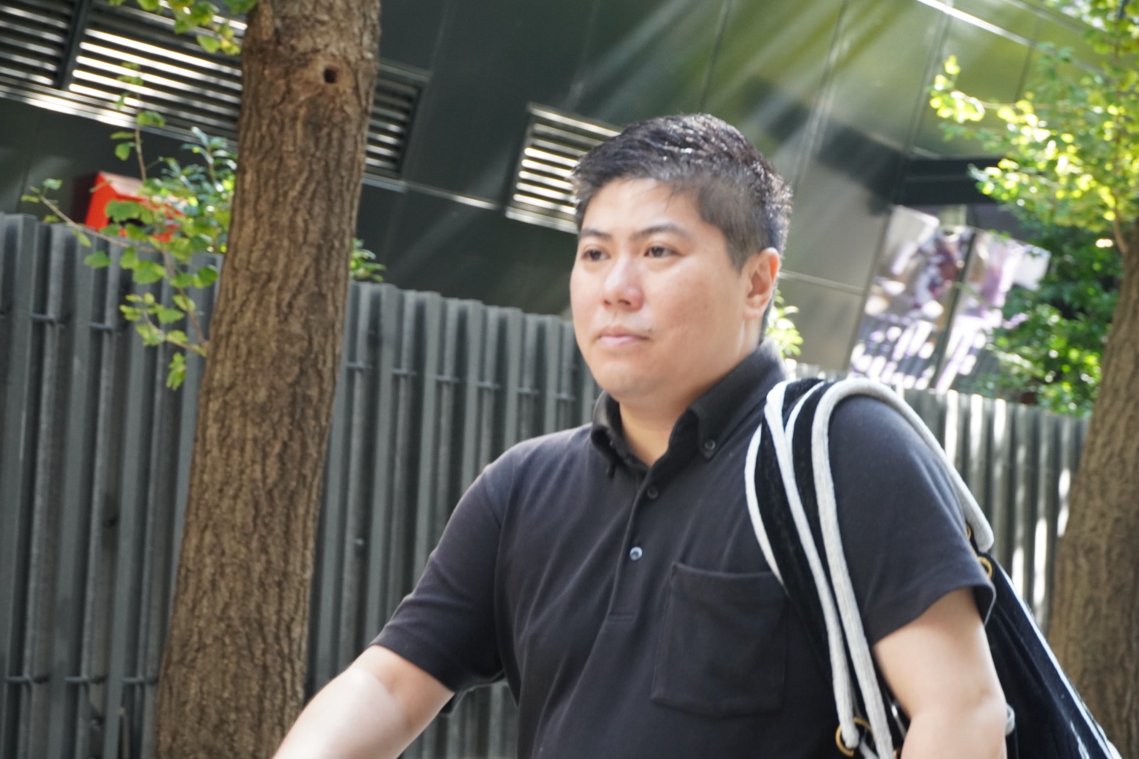 花園神社の参道を歩く渡邉朋宏氏