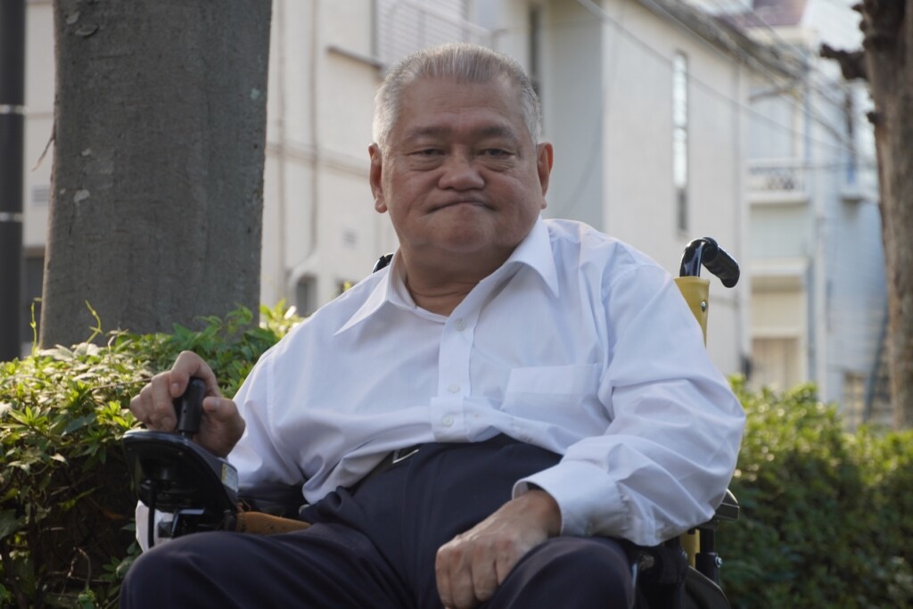 公園で取材に応じる岡崎清春氏