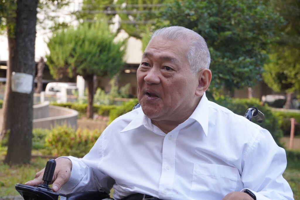 幼少期とご両親の思い出を語る岡崎清春氏