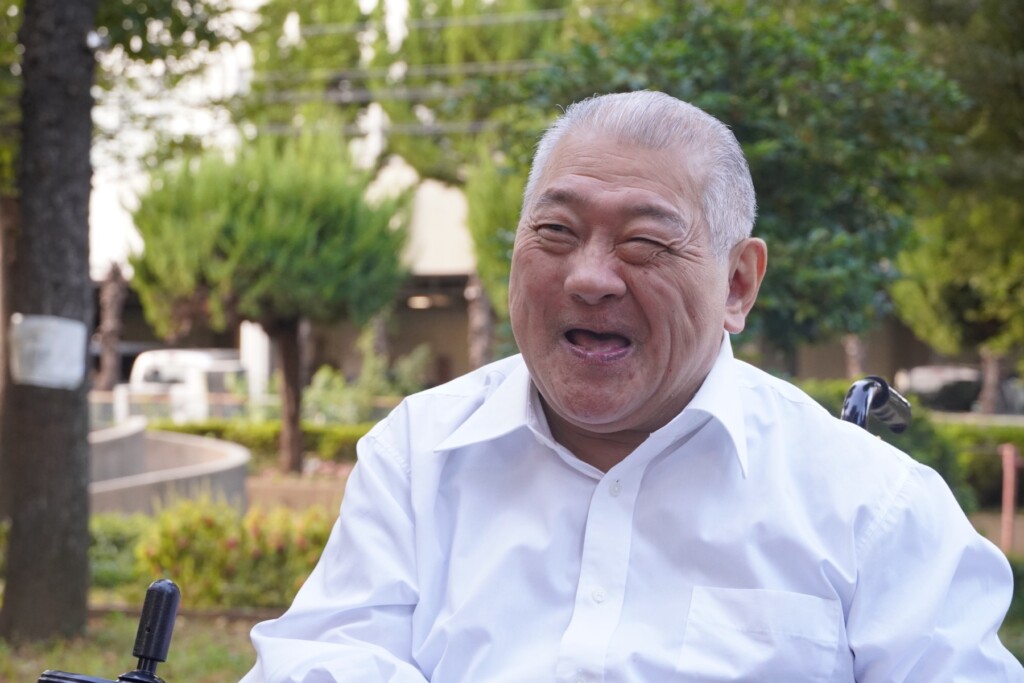 仲間との関係を笑顔で語る岡崎清春氏