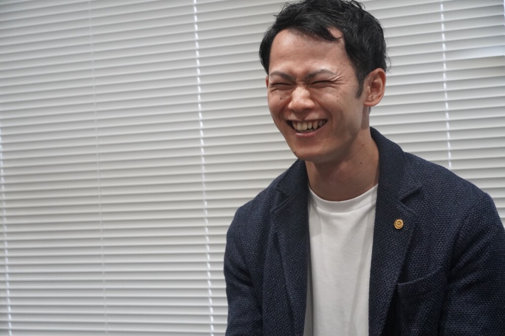 笑顔でインタビューに答える佐々木良輔氏