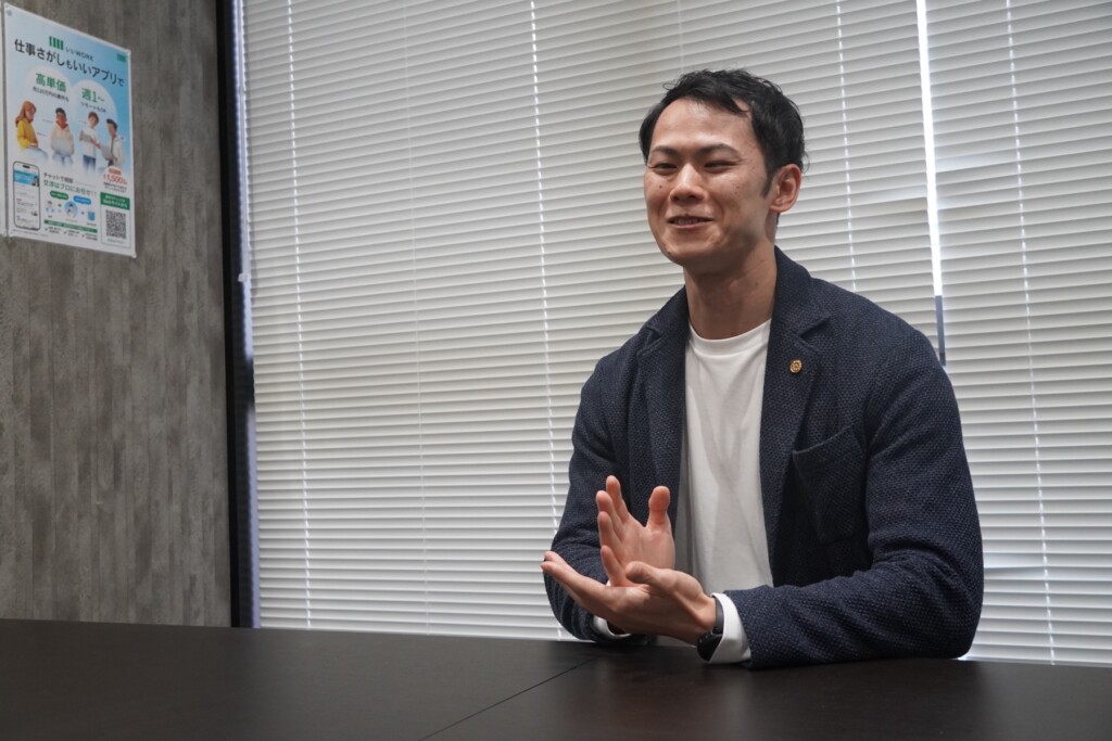 身振りを交えて開業のきっかけを語る佐々木良輔氏